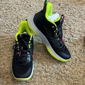 Under Armour Black Unisex Athletic Shoes Men’s 10 Women’s 11.5